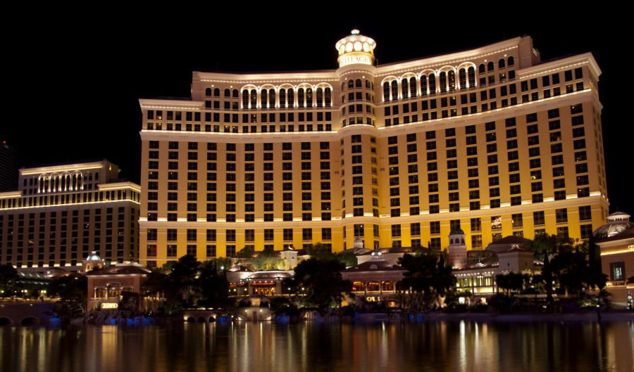 Bellagio, Las Vegas - night fountain, view of the hotel.